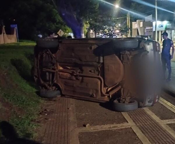 Tiene 73 años y manejaba alcoholizado con 2,11 g/l fue detenido tras volcar y casi provocar una tragedia en Eldorado