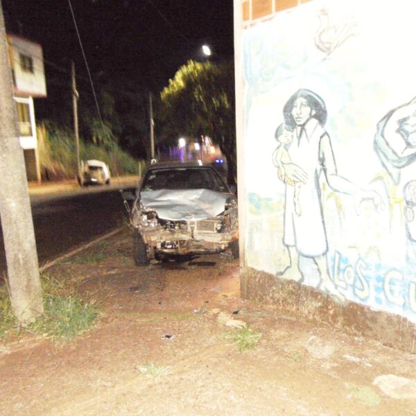 Eldorado: Conducía alcoholizado, chocó contra un auto estacionado y fue demorado