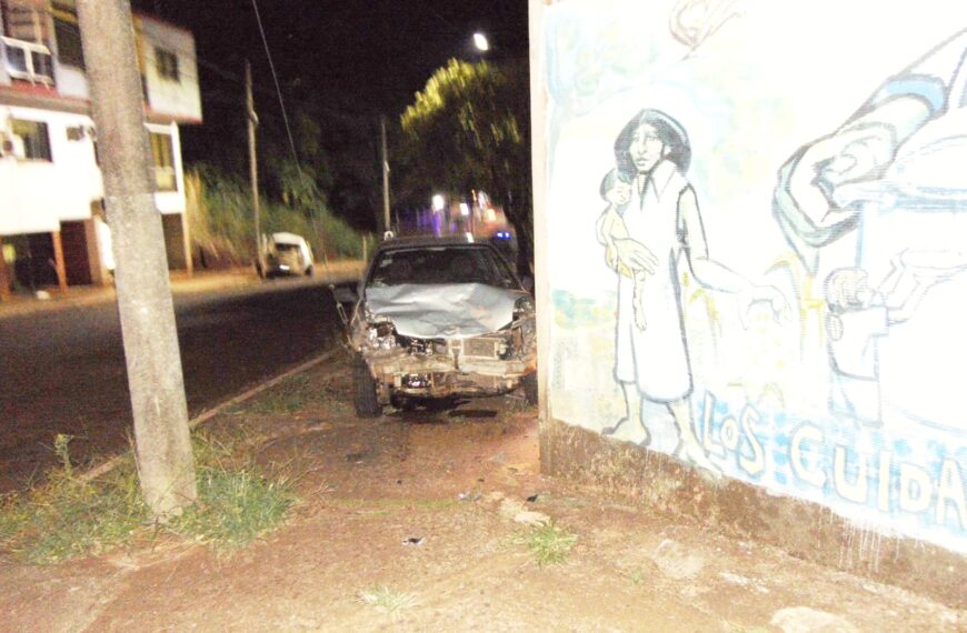Eldorado: Conducía alcoholizado, chocó contra un auto estacionado y fue demorado