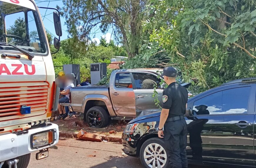 Puerto Iguazú: tres personas lesionadas tras el choque de una camioneta contra un árbol