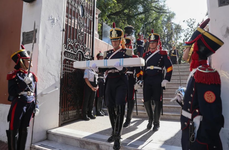 Comenzó el traslado del sable corvo de San Martín al Regimiento de Granaderos