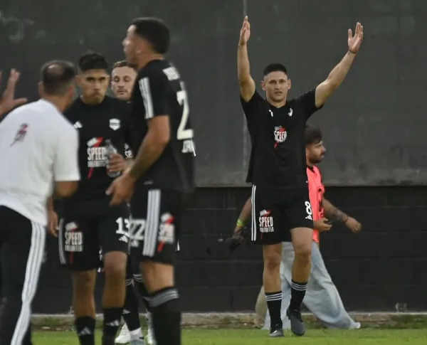 Riestra ganaba con gol de Nico Benegas y Newell’s lo empató en el final con un penal polémico