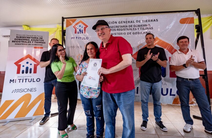 Passalacqua encabezó la entrega de títulos de propiedad en Santa Ana: “esto no es solo un acto de entrega de títulos, es un acto de amor”