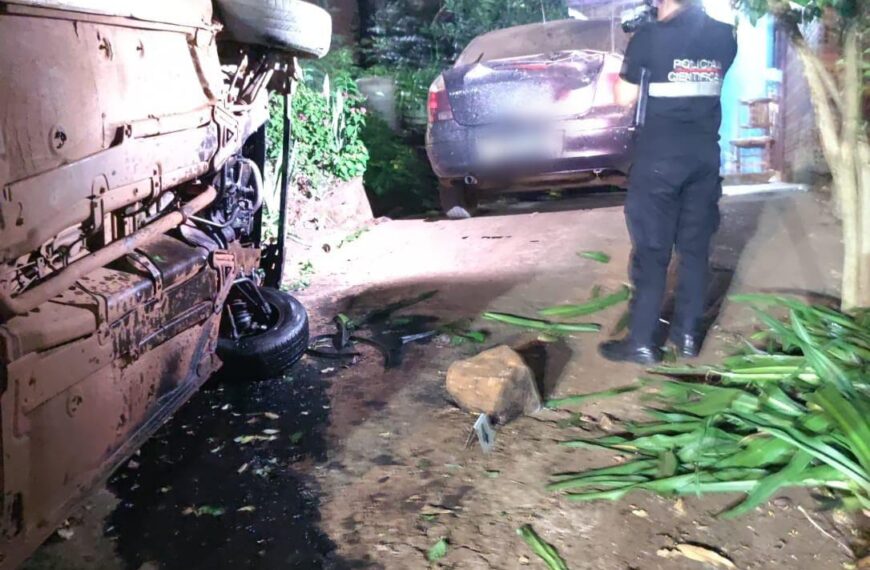 Puerto Iguazú: Un vehículo despistó y terminó incrustado en una vivienda del barrio Santa Rosa