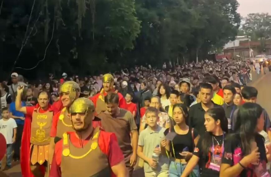 Multitudinario Vía Crucis: La comunidad acompañó el camino de la Pasión hasta la Parroquia Sagrado Corazón de Jesús