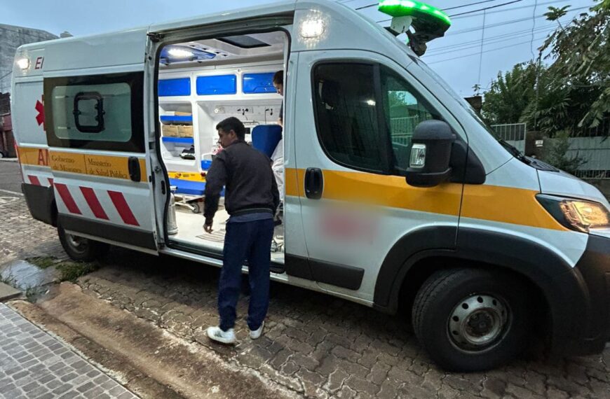 Buscan a un motociclista que atropelló a un niño frente a una escuela y huyó